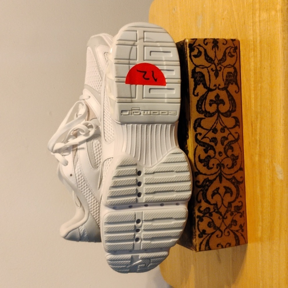 Brand New Nike Women's Sneakers Size 12 - Picture 4 of 6